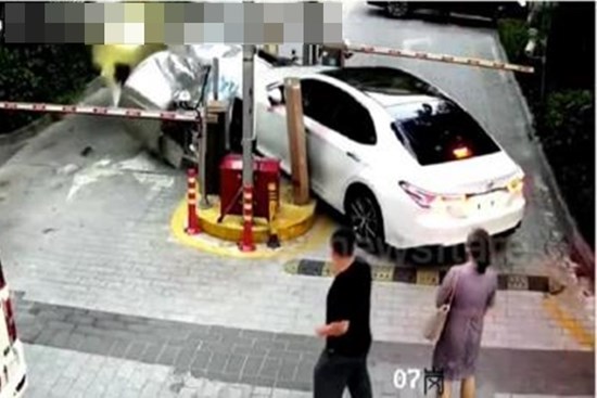 Đạp nhầm chân ga, nữ tài xế tông gục bốt bảo vệ của tòa chung cư