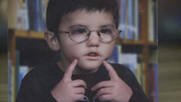 Vừa ra đời đã bị bác sĩ vô tình làm rơi, bé trai từng được chẩn đoán suốt đời không thể cười” gây xúc động với hình ảnh sau 12 năm-1