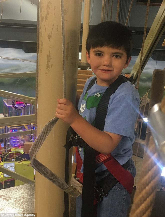 Vừa ra đời đã bị bác sĩ vô tình làm rơi, bé trai từng được chẩn đoán suốt đời không thể cười” gây xúc động với hình ảnh sau 12 năm-7