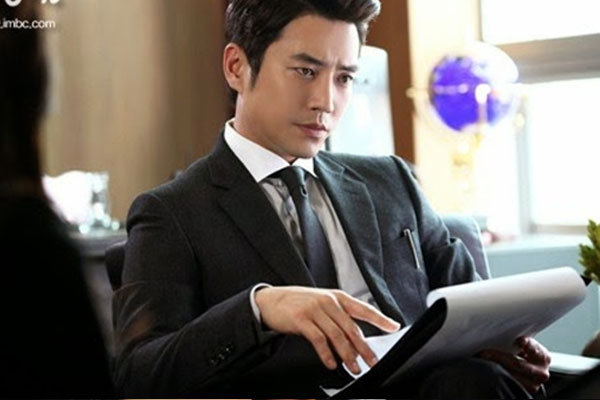 Bạn trai 8 năm kết hôn với em gái mưa vì lỡ dính bầu, cô nàng ăn diện đến đám cưới rồi làm một điều cực sốc sau lời mỉa của cô dâu-2