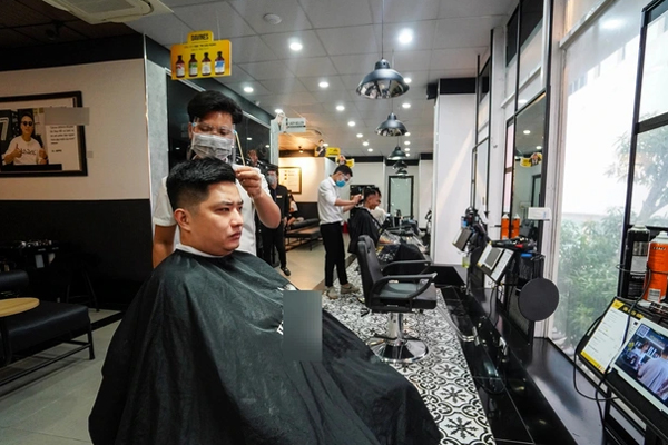 Dịch vụ lạ vừa xuất hiện ở TP.HCM: Hớt tóc bằng lửa, thử thách thực sự cho các bạn trẻ yêu thích cảm giác mạnh-8