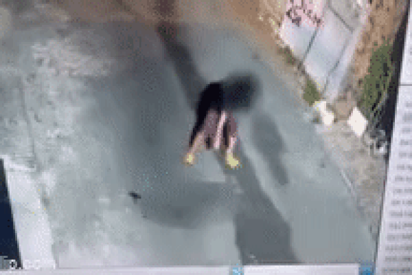 Clip: Hành động thiếu ý thức của cô gái khi đi thang máy vào giờ cao điểm khiến nhiều người ngán ngẩm-2