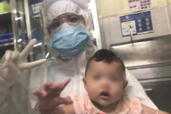 Mẹ mắc COVID-19 suy hô hấp nặng, bé gái 7 tháng tuổi được nữ bác sĩ vắt sữa chăm như con ruột