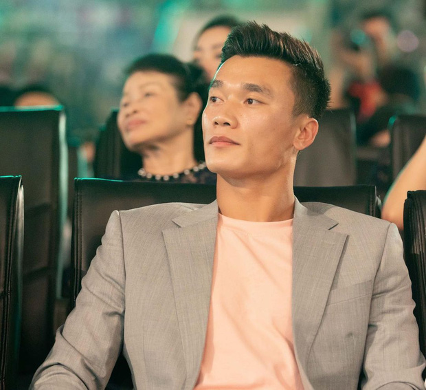 Trước ngày ĐT Việt Nam kết thúc cách ly, thủ môn Bùi Tiến Dũng có động thái gây chú ý-1