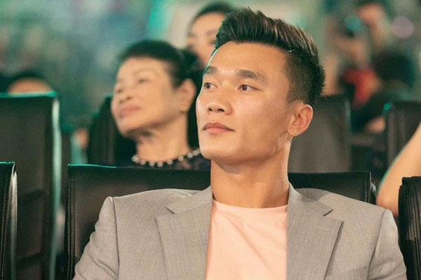 Bùi Tiến Dũng lái xe hơi tới tận nơi đội tuyển bóng đá Việt Nam đang cách ly để làm điều bất ngờ-4