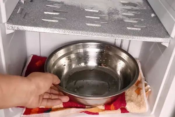 Cho dù tuyết trong tủ lạnh dày đến đâu, nếu bạn áp dụng cách này, tuyết sẽ tự động rơi ra, không cần phải dùng tay đục-5