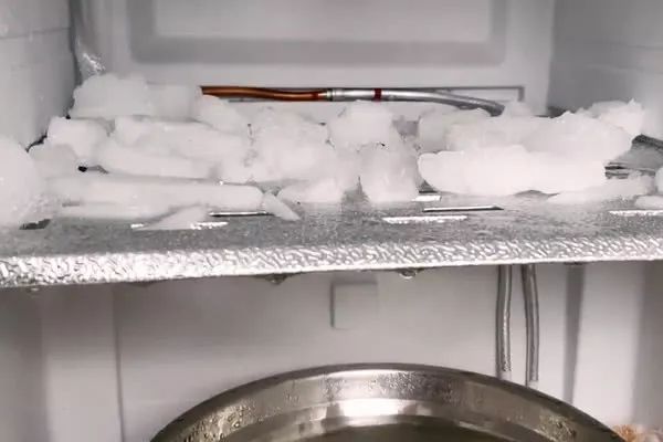 Cho dù tuyết trong tủ lạnh dày đến đâu, nếu bạn áp dụng cách này, tuyết sẽ tự động rơi ra, không cần phải dùng tay đục-7