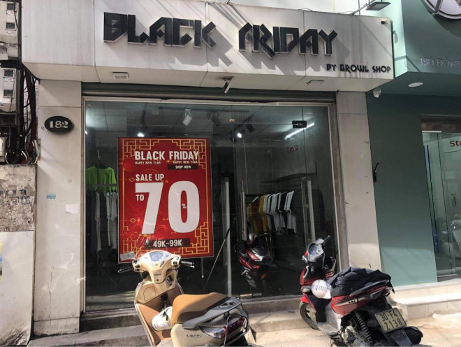 Các shop quần áo đồng loạt sale sập sàn” vẫn vắng người mua-3