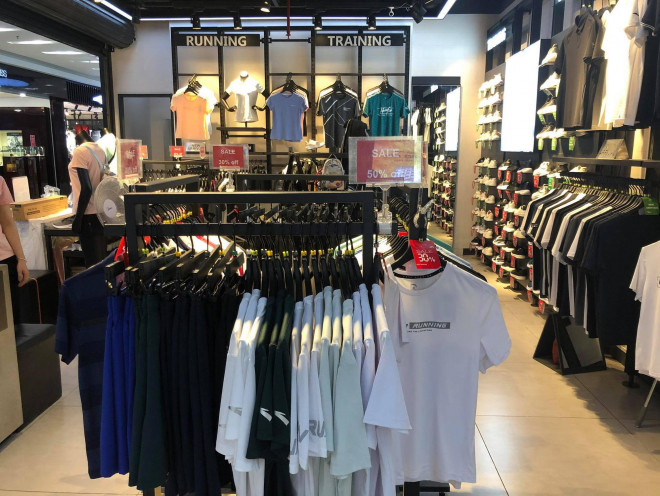 Các shop quần áo đồng loạt sale sập sàn” vẫn vắng người mua-6