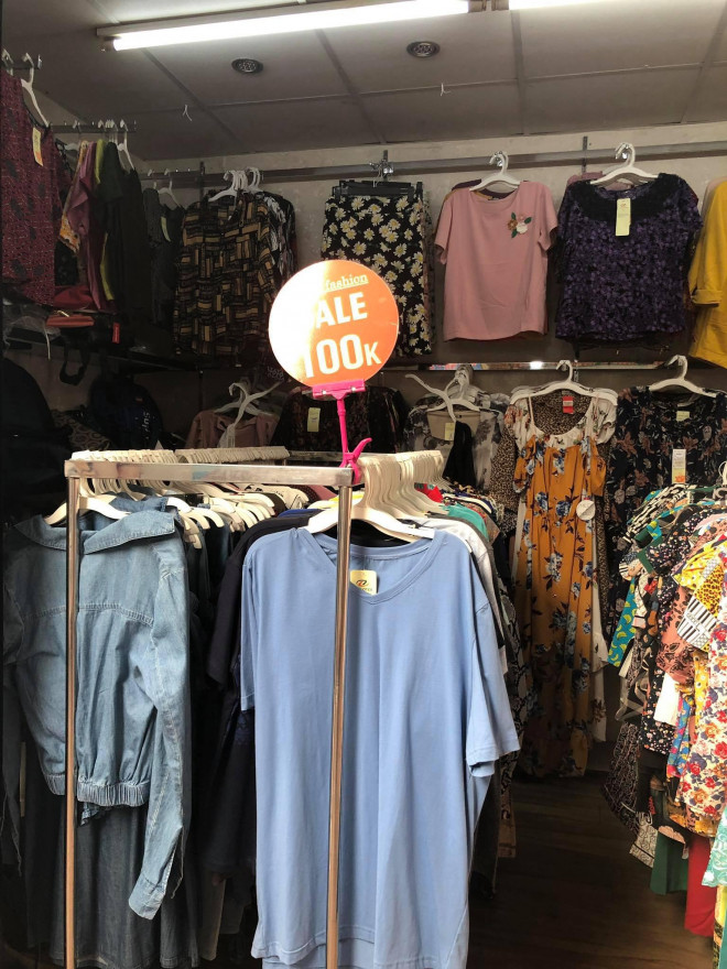Các shop quần áo đồng loạt sale sập sàn” vẫn vắng người mua-8