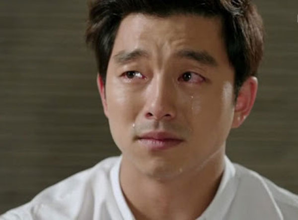 Yêu nhau được 3 năm, bạn gái đưa tôi về nhà ra mắt bố mẹ, vừa ăn vừa liếc nhìn bà giúp việc, tôi không đành lòng quỳ xuống khóc nức nở-1