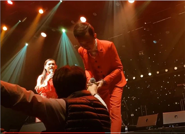 Hồ Văn Cường được mưa tiền thưởng khi lưu diễn: Phi Nhung xúi con cầm, rồi trách khán giả làm hư con-1