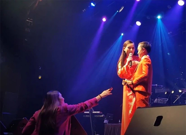 Hồ Văn Cường được mưa tiền thưởng khi lưu diễn: Phi Nhung xúi con cầm, rồi trách khán giả làm hư con-2