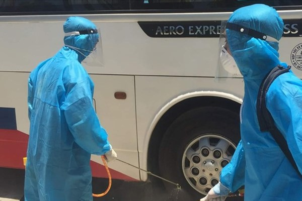 Người phụ nữ liên tục lăng mạ, dùng gạch tấn công cán bộ phòng dịch Covid-19-2