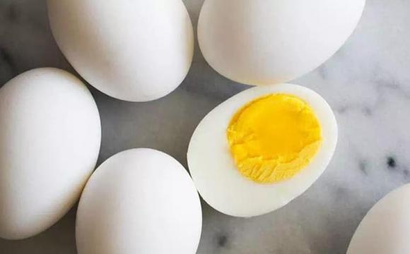 Luộc trứng: trước khi luộc nhớ cho thêm 2 nguyên liệu nữa, sau khi nấu xong sẽ bóc sạch vỏ, trứng mềm và ngon-1