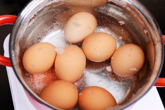 Luộc trứng: trước khi luộc nhớ cho thêm 2 nguyên liệu nữa, sau khi nấu xong sẽ bóc sạch vỏ, trứng mềm và ngon-3
