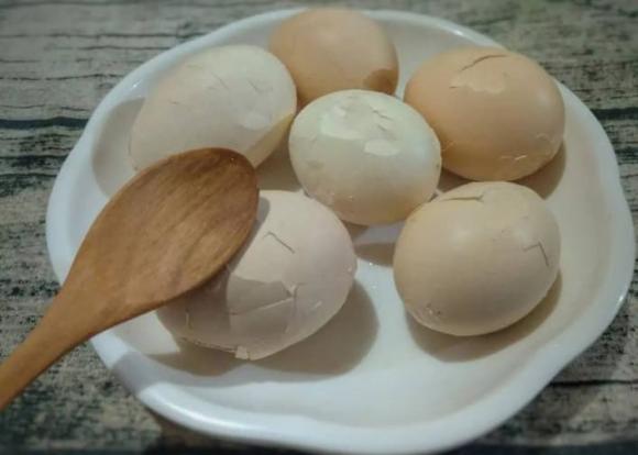 Luộc trứng: trước khi luộc nhớ cho thêm 2 nguyên liệu nữa, sau khi nấu xong sẽ bóc sạch vỏ, trứng mềm và ngon-5