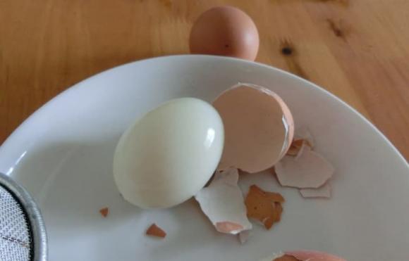 Luộc trứng: trước khi luộc nhớ cho thêm 2 nguyên liệu nữa, sau khi nấu xong sẽ bóc sạch vỏ, trứng mềm và ngon-6