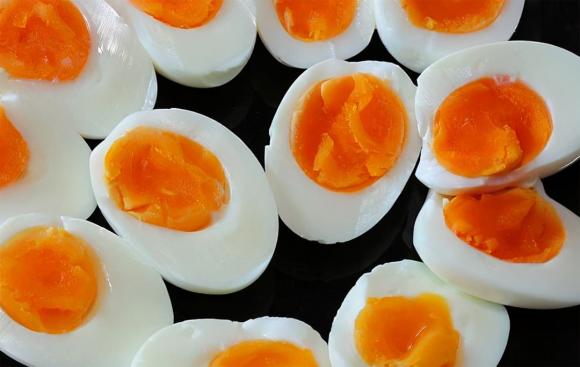 Luộc trứng: trước khi luộc nhớ cho thêm 2 nguyên liệu nữa, sau khi nấu xong sẽ bóc sạch vỏ, trứng mềm và ngon-7
