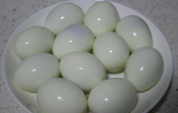 Luộc trứng: trước khi luộc nhớ cho thêm 2 nguyên liệu nữa, sau khi nấu xong sẽ bóc sạch vỏ, trứng mềm và ngon-8