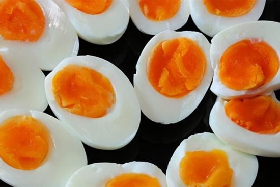 Luộc trứng: trước khi luộc nhớ cho thêm 2 nguyên liệu nữa, sau khi nấu xong sẽ bóc sạch vỏ, trứng mềm và ngon