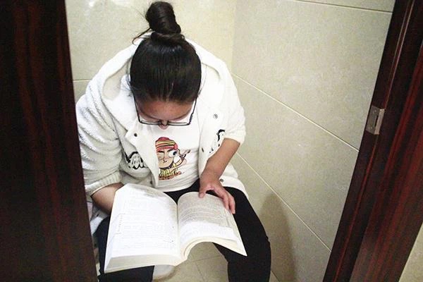 Người nhiều bệnh tật, tuổi thọ ngắn thường có 5 đặc điểm khi đi đại tiện và 2 thói quen đi đại tiện của người sống thọ-2