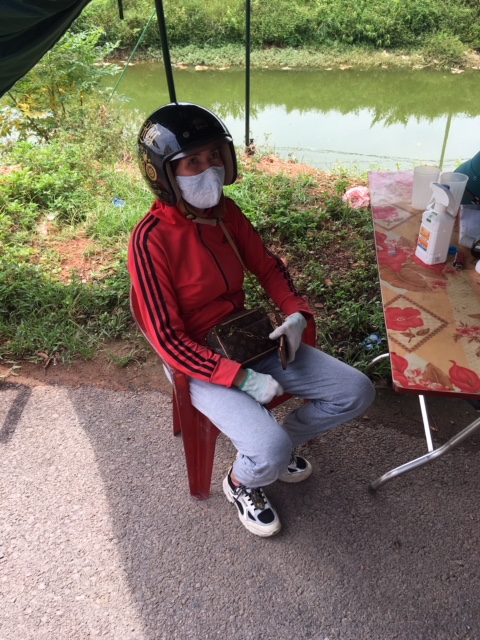 Người phụ nữ liên tục lăng mạ, dùng gạch tấn công cán bộ phòng dịch Covid-19-1