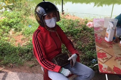 Người phụ nữ liên tục lăng mạ, dùng gạch tấn công cán bộ phòng dịch Covid-19