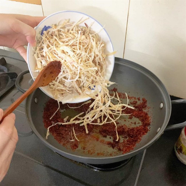 Chưa đầy 10 phút chế biến, chị em sẽ có ngay món ăn vặt thần sầu cho ông xã nhâm nhi cày Euro-4