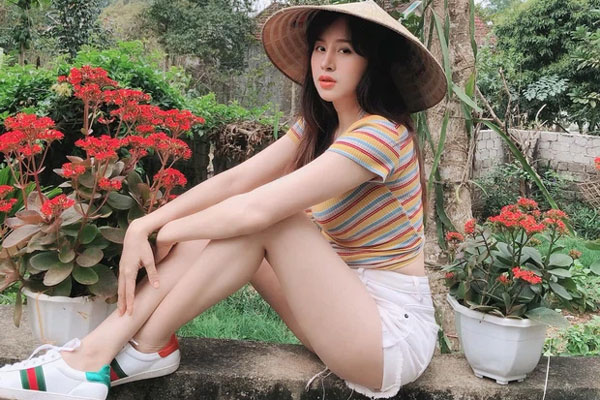 Loạt ảnh ở nhà căng đét của bà Tưng, từ mặt đến dáng dư sức chặt chém các cháu 2k-5