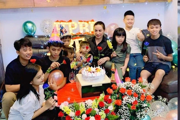 Hé lộ hình ảnh mẹ ruột đưa Hồ Văn Cường đi làm thủ tục thi tốt nghiệp THPT 2021, dân tình tò mò Phi Nhung đâu rồi?-2