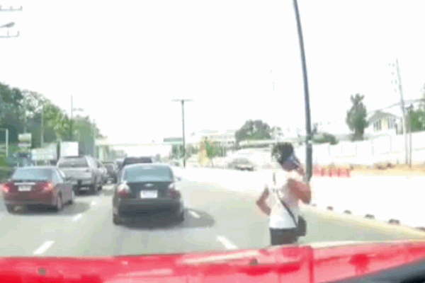 Cảnh tượng kinh hoàng: Nam sinh đâm rất mạnh vào ô tô, lộn nhiều vòng trên không trung trước khi tiếp đất-1