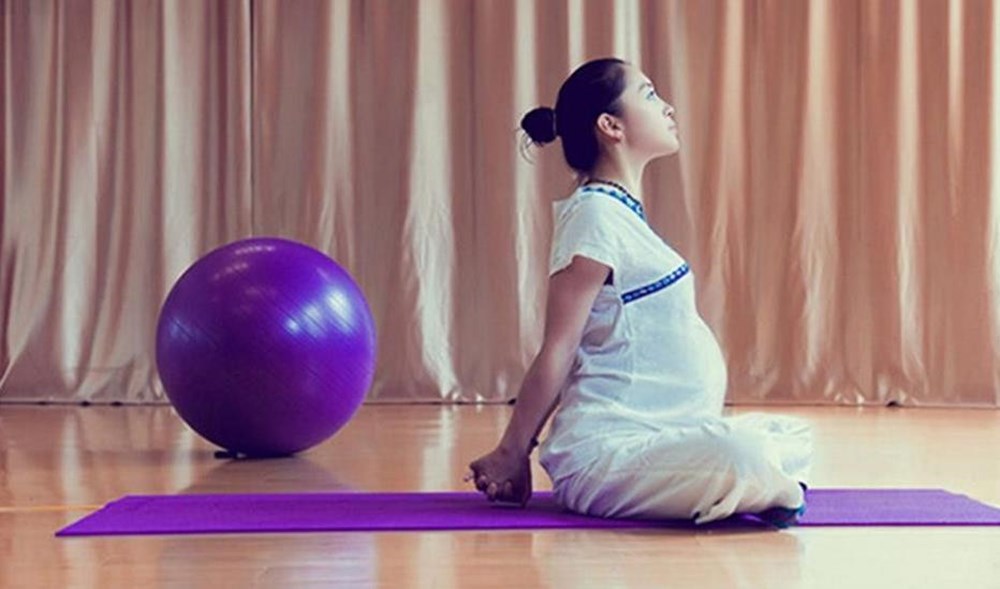 Vợ mang thai khóc lóc vì rạn da, chồng nhanh trí làm một việc khiến bà mẹ tương lai lập tức vui mừng hớn hở-6