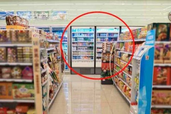 Tủ lạnh trong siêu thị tưởng đặt bừa, biết nguyên nhân ai cũng thán phục người quản lý