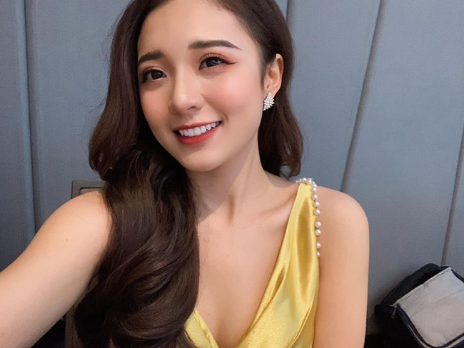 Nữ MC trẻ nhất VTV gây choáng nhẹ khi diện trang phục gợi cảm lên sóng, ai ngờ phía sau đó lại là bí mật bất ngờ-1