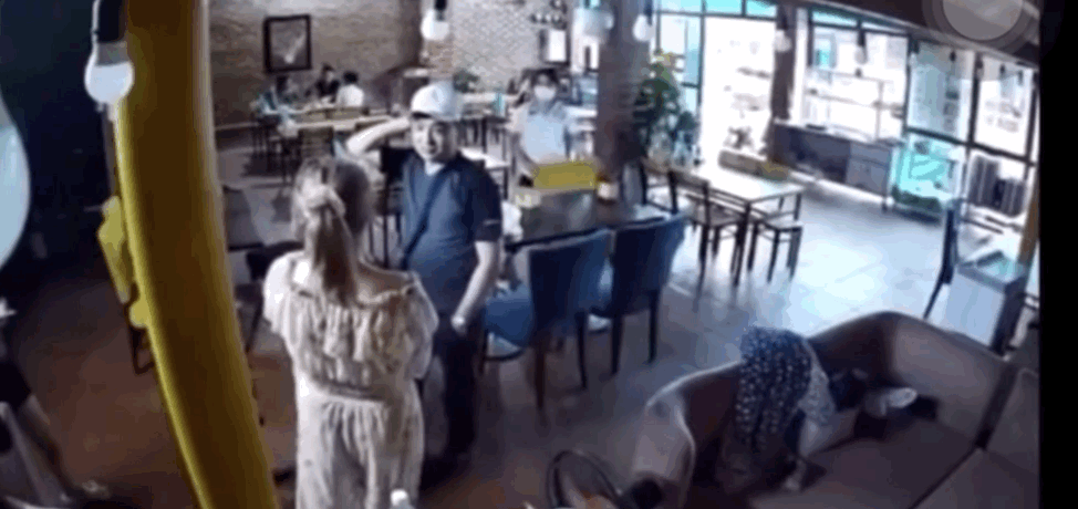 Rùng mình clip cận cảnh chồng thứ 4 mang dao phi thẳng vào quán truy sát Cô Xuyến (Về Nhà Đi Con) sau cú đấm gây sốc-4