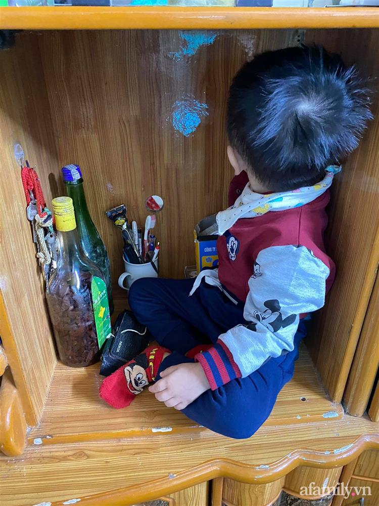 Thấy im ắng đã vội khen sao nay con mình ngoan thế, mẹ trẻ chạy lên xem thì váng đầu với cảnh tượng trước mắt-2