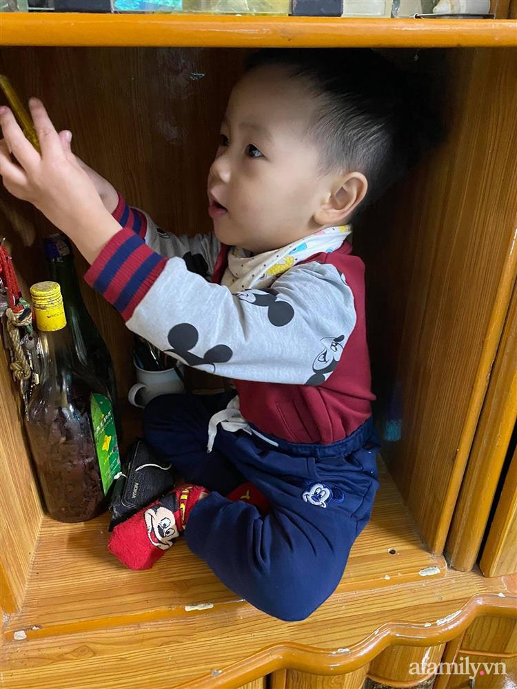 Thấy im ắng đã vội khen sao nay con mình ngoan thế, mẹ trẻ chạy lên xem thì váng đầu với cảnh tượng trước mắt-3