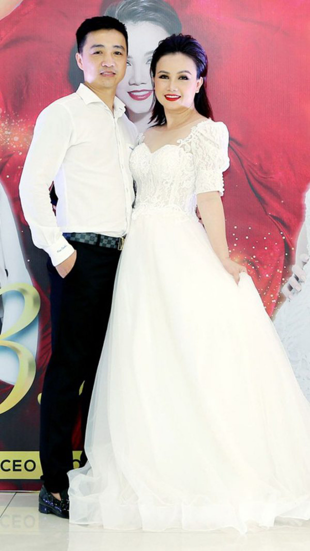 Bất ngờ profile người chồng đấm Cô Xuyến bật máu: CEO kiêm diễn giả, kém 3 tuổi và có con riêng trước khi lấy Hoàng Yến-7