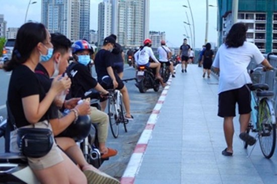 Bất chấp lệnh cấm, nhiều người tụ tập hóng mát ở cầu Thủ Thiêm