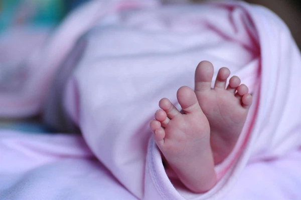 3h sáng tỉnh giấc thấy con gái 13 tuổi đang lau máu cho đứa trẻ sơ sinh vừa lọt lòng, mẹ uất nghẹn khi biết sự thật cay đắng-1