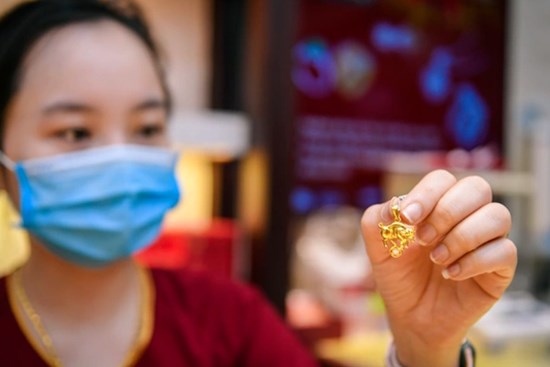 Vì sao giá vàng SJC cao hơn thế giới gần 8 triệu đồng/lượng?