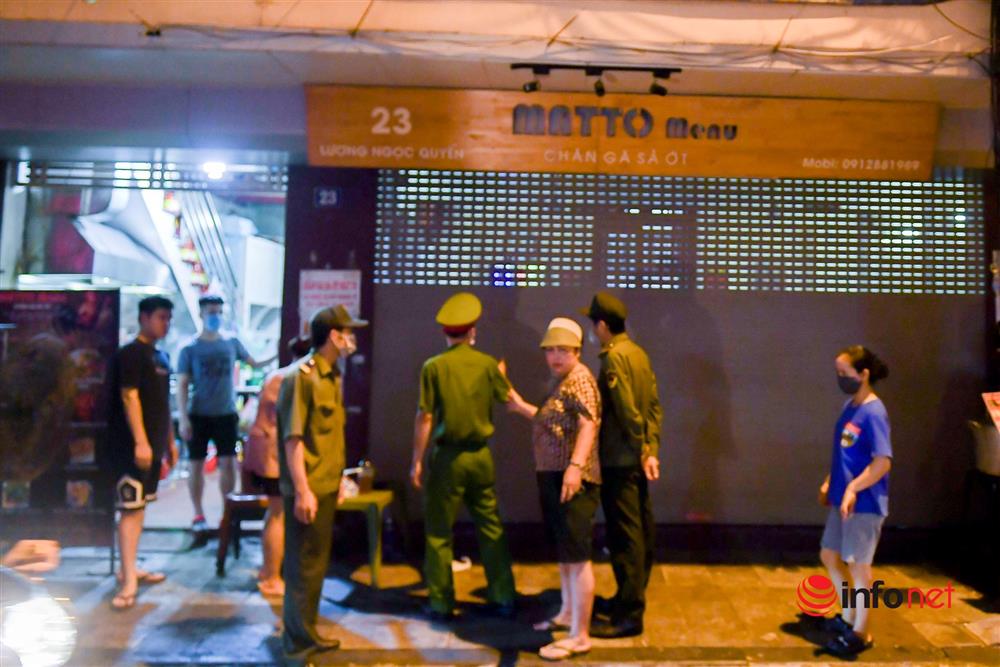 Vừa được nới lỏng, hàng quán phố cổ Hà Nội lại náo nhiệt sau giờ giới nghiêm-2