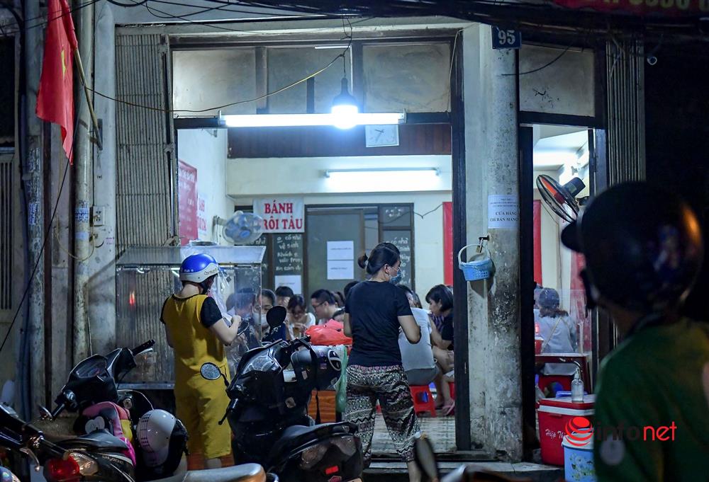 Vừa được nới lỏng, hàng quán phố cổ Hà Nội lại náo nhiệt sau giờ giới nghiêm-5