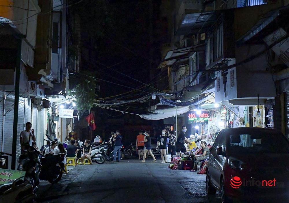 Vừa được nới lỏng, hàng quán phố cổ Hà Nội lại náo nhiệt sau giờ giới nghiêm-9