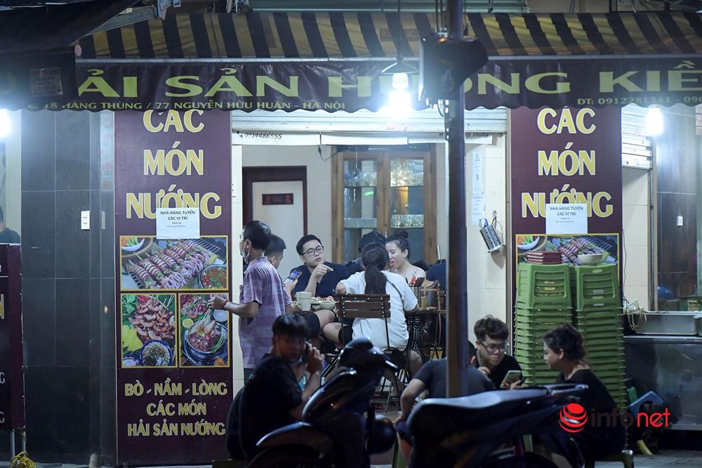 Vừa được nới lỏng, hàng quán phố cổ Hà Nội lại náo nhiệt sau giờ giới nghiêm-11