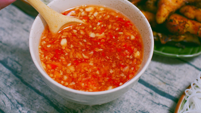 Nhờ có nồi chiên không dầu các chị em làm món bún cá chấm nhàn tênh, thành phẩm ngon xuất sắc-4
