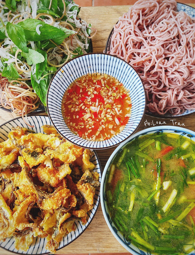 Nhờ có nồi chiên không dầu các chị em làm món bún cá chấm nhàn tênh, thành phẩm ngon xuất sắc-6