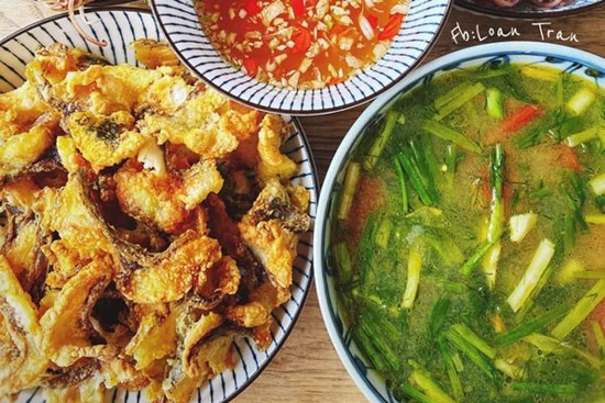 Nhờ có nồi chiên không dầu các chị em làm món bún cá chấm nhàn tênh, thành phẩm ngon xuất sắc