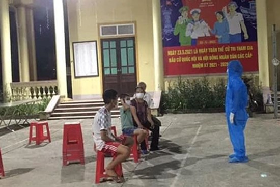 Đến khu phong toả làm nhiệm vụ xét nghiệm, nữ nhân viên y tế bật khóc khi thấy 2 con trai đang chờ lấy mẫu